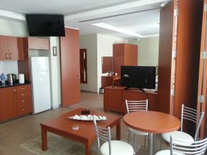 un soggiorno con tavolo e cucina di Honey House Apartment a Istanbul