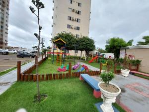 um parque com parque infantil com escorrega em APTO ACONCHEGANTE 1KM DA Praia do aracagy e 4KM DA Litorânea em São Luís