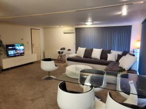 uma sala de estar com um sofá e uma televisão em Deluxe Holiday Home em Putten