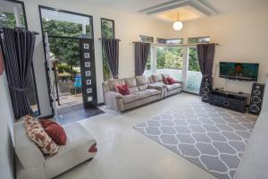 Posezení v ubytování Villa Alessa Puncak