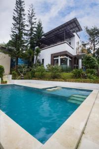 Bazén v ubytování Villa Alessa Puncak nebo v jeho okolí