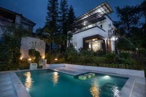 Bazén v ubytování Villa Alessa Puncak nebo v jeho okolí