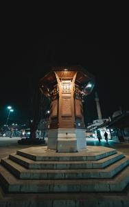 un monument dans un parking la nuit dans l'établissement White House Sarajevo, à Sarajevo