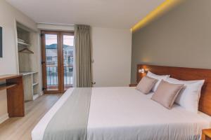 Giường trong phòng chung tại Saska Boutique Hotel