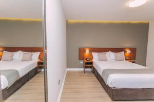 Giường trong phòng chung tại Saska Boutique Hotel