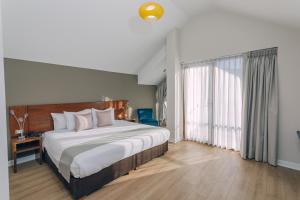 Giường trong phòng chung tại Saska Boutique Hotel