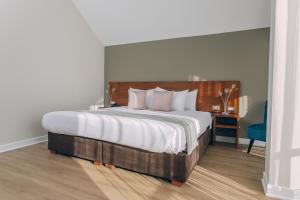 Giường trong phòng chung tại Saska Boutique Hotel