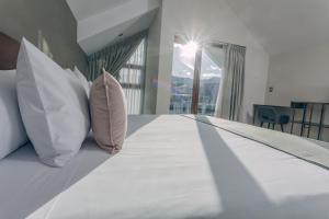 Giường trong phòng chung tại Saska Boutique Hotel