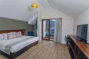 Giường trong phòng chung tại Saska Boutique Hotel