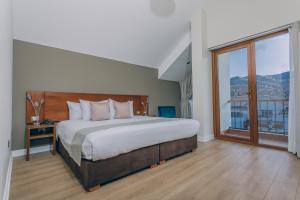 Giường trong phòng chung tại Saska Boutique Hotel