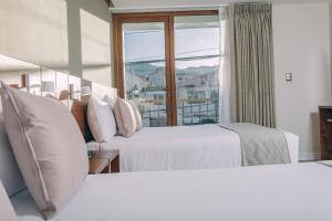 Giường trong phòng chung tại Saska Boutique Hotel