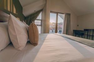 Giường trong phòng chung tại Saska Boutique Hotel