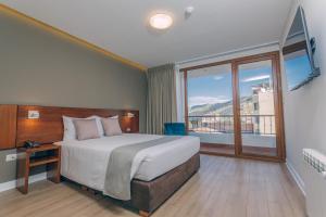 um quarto com uma cama grande e uma janela grande em Saska Boutique Hotel em Cusco