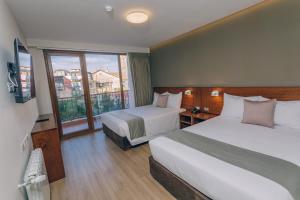 Giường trong phòng chung tại Saska Boutique Hotel