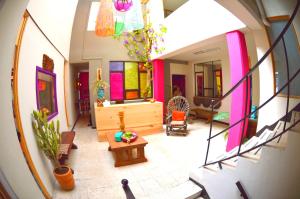 vistas panorámicas a una sala de estar de color rosa en Vivir Bonito Hostal en Morelia