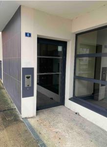 una entrada a un edificio con puerta en Cocon à TRELAZE, en Trélazé