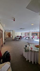 uma sala grande com duas mesas com comida em SUÍTE EM PEDRA AZUL - Condomínio VISTA AZUL em Domingos Martins