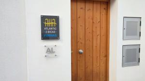 Una puerta a un edificio con un cartel. en Atlantic 3 Bicas - Furnas en Furnas