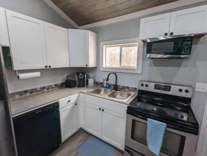 Oak HillにあるSummerlee Suite - Beautiful Remodeled Farmhouseのギャラリーの写真