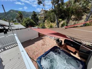 un bain à remous sur le toit d'une maison dans l'établissement Catalina Three Bedroom Home With Hot Tub And Golf Cart, à Avalon