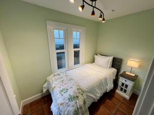 Säng eller sängar i ett rum på Catalina Three Bedroom Home With Hot Tub And Golf Cart