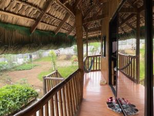 Ein Balkon oder eine Terrasse in der Unterkunft Bahay Kubo ZaiLaiH
