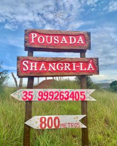 una señal que dice pousada shangola y shangaria en Pousada Shangrilá São Thomé, en São Thomé das Letras