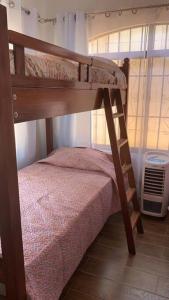 Ce lit superposé se trouve dans un dortoir doté de lits superposés. dans l'établissement Casa Jacinto, à San Juanillo