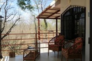 une terrasse couverte avec deux chaises et un balcon avec vue dans l'établissement Casa Jacinto, à San Juanillo