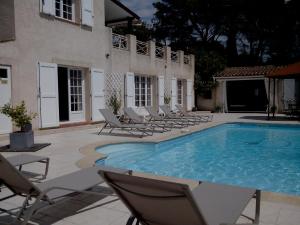 Πισίνα στο ή κοντά στο Chez Isabelle et Guy B&B