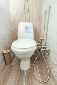 baño con aseo blanco en una habitación en Уютная квартира, en Semey