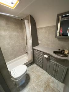 Ένα μπάνιο στο Tiny RV Stone pool Inn, Pets stay free, Zion National Park, your private Oasis!