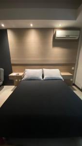 Una cama o camas en una habitación de Monoambiente de lujo en Equipetrol- Ónix 107 11 fotos más