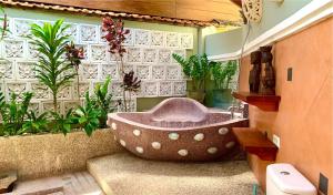 レギャンにあるVilla Naga Mayaの植物のあるバスルーム(大型バスタブ付) +20枚の写真