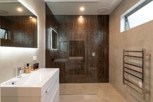 Kamar mandi di "Winter Special" Studio on Hugo Way, Papamoa