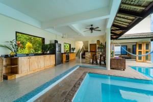 Μια τηλεόραση ή/και κέντρο ψυχαγωγίας στο White Azure Villa Koh Phangan