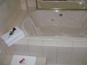 Bilik mandi di Hotel Madrigal