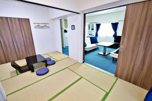 宜野湾市にあるはなハウス 4Fのリビングルームを望む客室です。