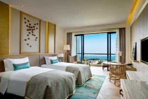Un pat sau paturi într-o cameră la Sofitel Sanya Leeman Resort