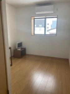 an empty room with a wooden floor and a window at Echigo Yuzawa Hirokawa in Yuzawa