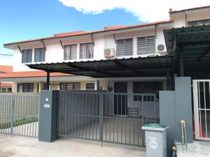 a house with a gate and a fence at OYO 90493 JL Homestay in Segamat