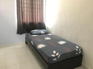 Gulta vai gultas numurā naktsmītnē OYO 90493 JL Homestay