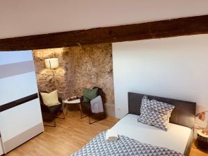 1 dormitorio con 1 cama, mesa y sillas en FELIX LIVING 1, Modern & cozy, Netflix, Smart TV en Passau