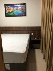 A bed or beds in a room at Park Veredas do Rio Quente Flat 518 - Com acesso ao RIO - Parcelamos em até 3x