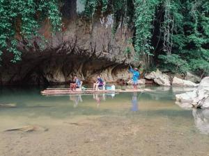 um grupo de pessoas sentadas numa doca na água em Billion Views Khaosok Homestay em Parque Nacional de Khao Sok