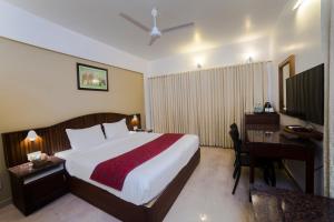 Hotel Guruvayur Darshan客房内的一张或多张床位