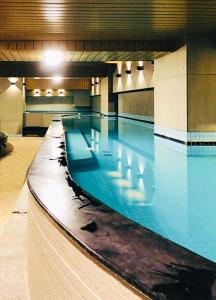 高雄的住宿－單人房住宿空間- 高雄林森館，大楼内的大型室内游泳池