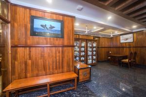 グルヴァイアールにあるHotel Guruvayur Darshanの木の壁の部屋