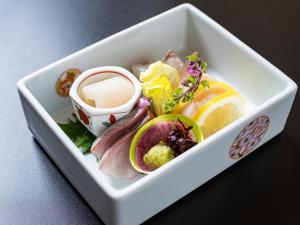 un tazón blanco lleno de diferentes tipos de comida en Shirayunoyado Yamadaya Hakone Gora, en Hakone