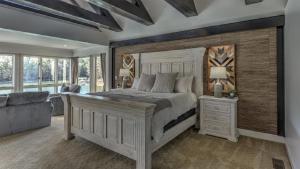 ein Schlafzimmer mit einem großen Bett und einer Couch in der Unterkunft Country Roads in Morganton